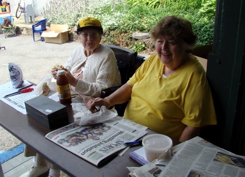 2010-06-12 Loretta & Judy. It’s always nice to see happy cashiers. DSC05440.jpg